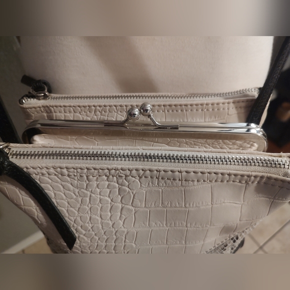 Nine West adjustable strap length cross body purse - Picture 3 of 5